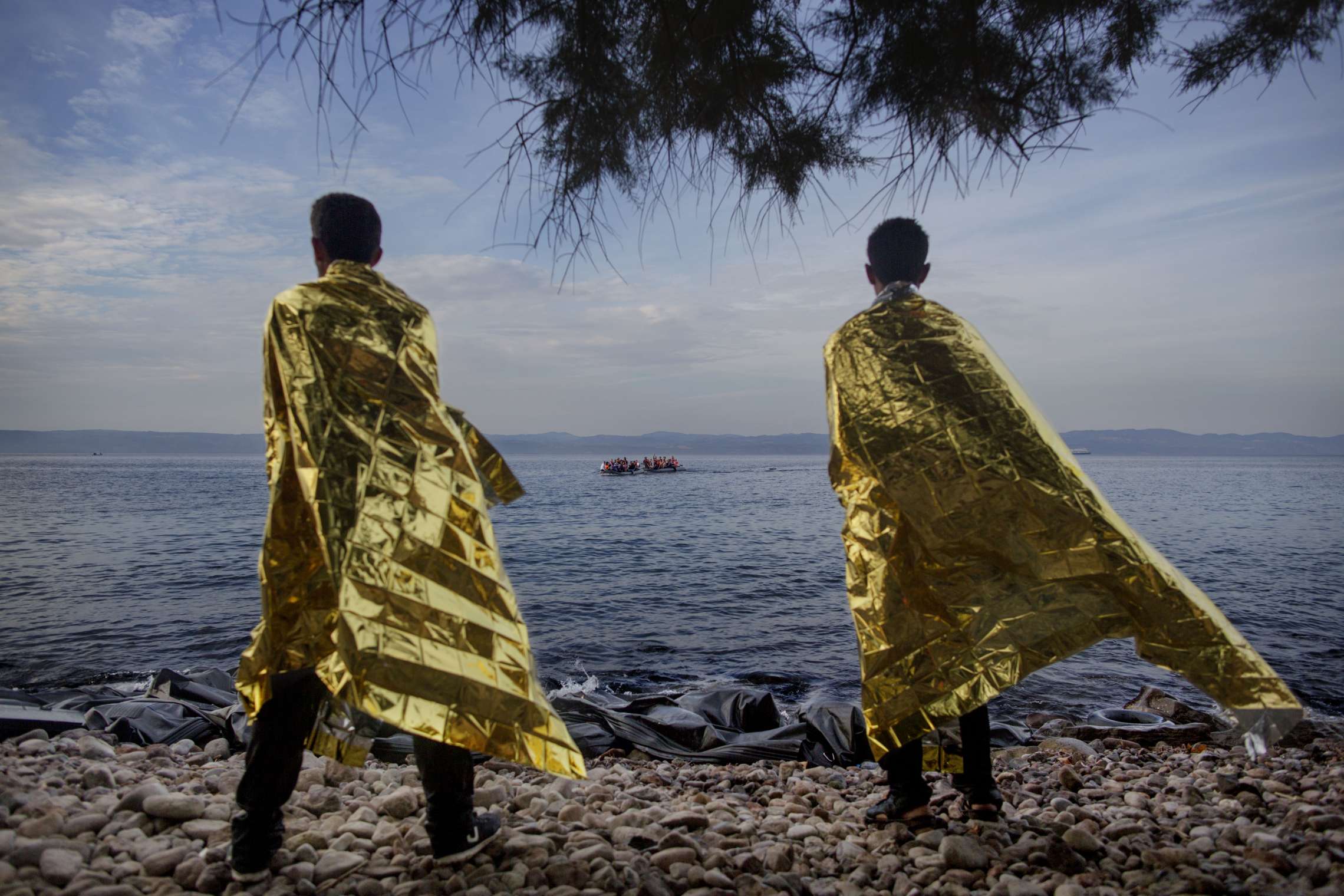 00619 08. Dokumentar utland 09.09.2015 04/10 Flukten til Europa To menn som ankom Lesbos noen minutter tidligere, forsøker å få tilbake vamen med varmefolier delt ut av frivillige mens de ser to nye gummibåter med flyktninger ankomme. Denne dagen kom rundt 40 båter til den greske øya med mer enn 2.000 flyktninger. Over en million flyktninger har kommet til Europa i 2015 via sjøveien, en stor andel av dem syrere som rømmer fra den brutale borgerkrigen i deres hjemland. De aller fleste av dem har fulgt ruten gjennom Tyrkia, Hellas, Balkan til nord-Europa. Tusener har omkommet i overfylte båter på Middelhavet, desperate flyktninger har levd i overfylte leire, europeiske myndigheter har stått overfor den største flyktningkrisen på kontinentet siden 2. verdenskrig. Krisen har skapt splittelse i EU, grensegjerder har blitt bygget, men mest av alt har den bragt de globale utfordringene inn på vår dørstokk. Jeg fulgte i flyktningene fotspor, fra grensen mellom Syria og Tyrkia, til Hellas, Makedonia, Serbia, Kroatia, Slovenia til Tyskland.