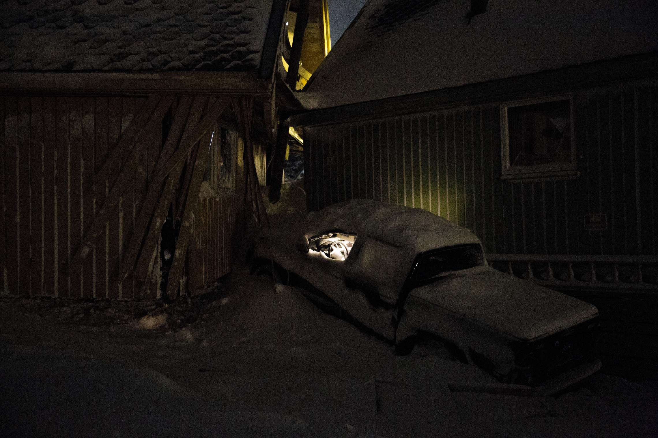 10934 1 20.12.2015 Nr sn¿en tar liv Lyset virker fortsatt i bilen som ble klemt sammen mellom to hus da raset gikk i Longyearbyen. To personer omkom og over ti hus totalskadet i det voldsomme sn¿raset som rammet samfunnet p Svalbard.